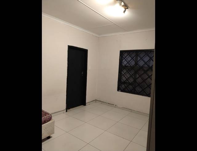 5 BEDROOM FREESTANDING FOR SALE IN FLAMWOOD